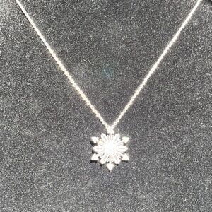 NEW IN ORIGINAL BOX Stauer Holidazzle Snowflake Necklace